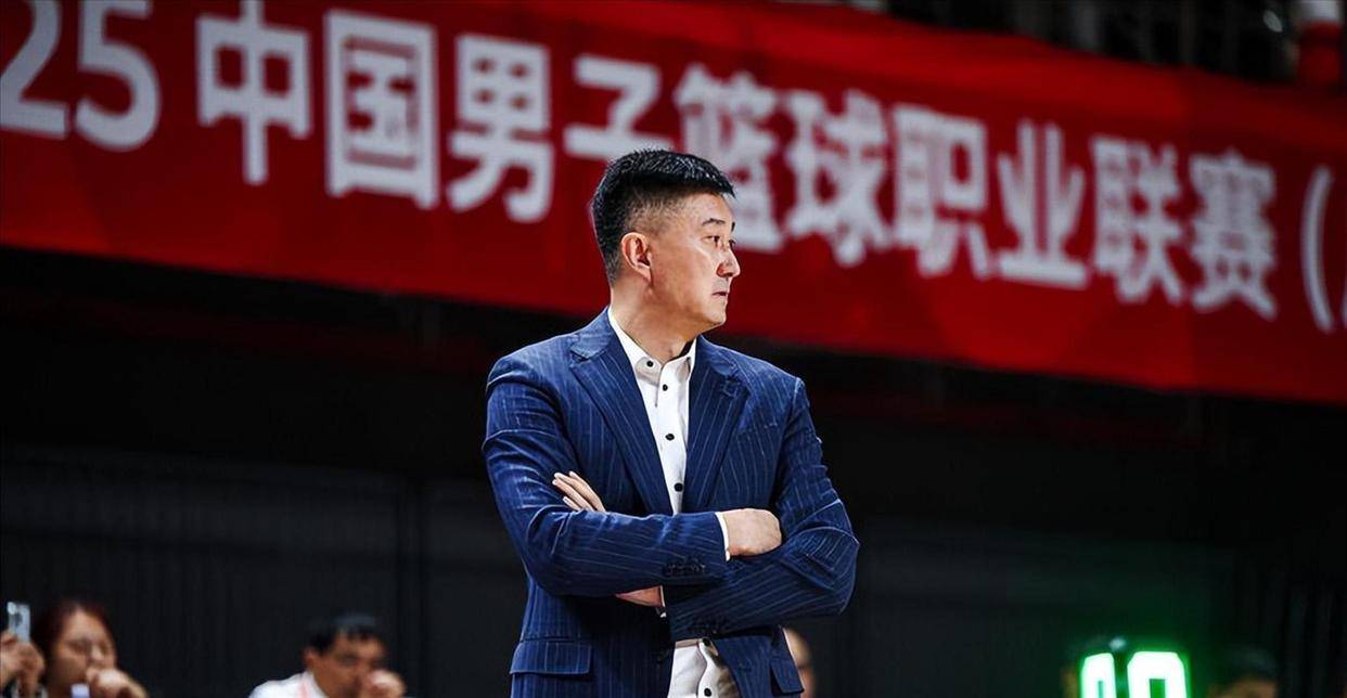 包含刚刚！广东宏远临场应变备战欧超杯转会期俄克拉荷马雷霆备战国王杯，克里夫兰骑士集结日更衣室发声的词条